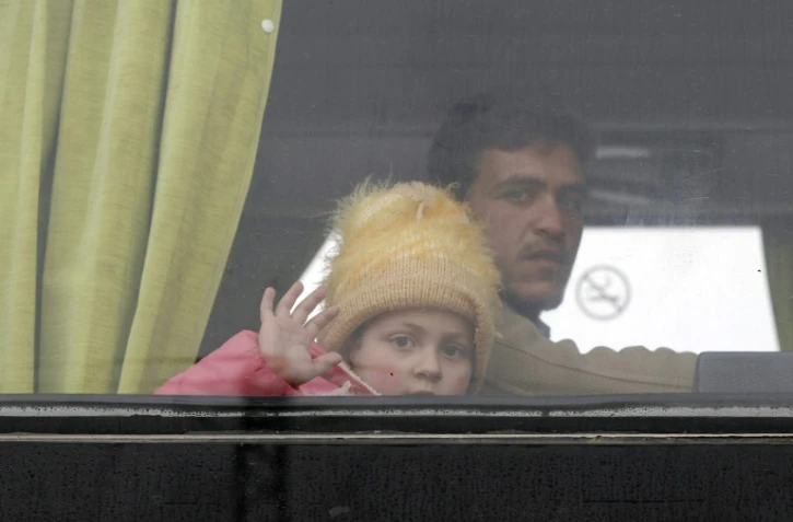 Des centaines d'insurgés et de civils ont commencé à sortir de la dernière poche rebelle de Homs, le 18 mars 2017