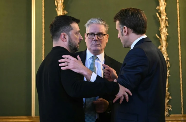 Le président Ukrainien Volodymyr Zelensky, son homologue français Emmanuel Macron et le Premier ministre britannique Keir Starmer, le 2 mars 2025 à Londres