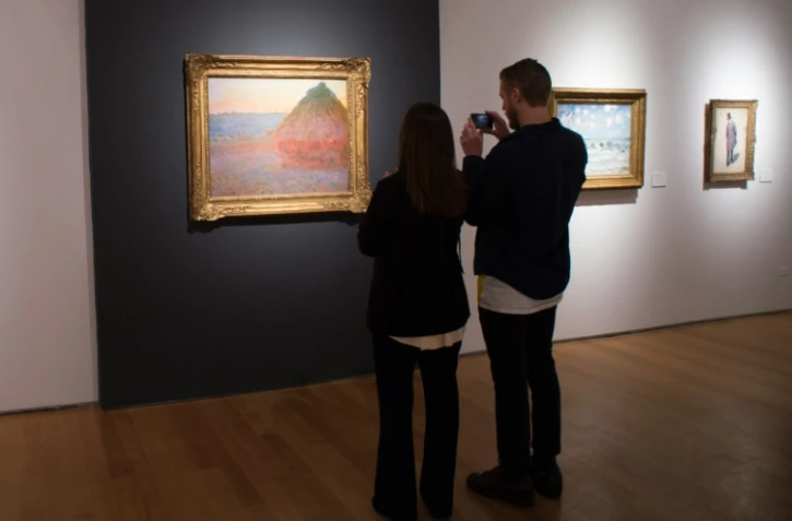 Des journalistes devant le tableau de Claude Monet intitulé "Meule", le 4 novembre 2016 à New York