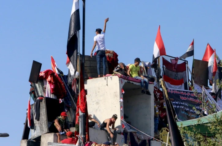 Des manifestants irakiens se rassemblent sur le pont al-Joumhouriya Ă Bagdad le 9 novembre 2019