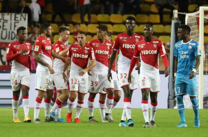 Le défenseur de Monaco Ruben Aguilar (d) et ses coéquipiers se congratulent après son but contre Marseille en Coupe de la Ligue, le 30 octobre 2015