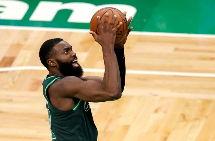 Le N.7 des Celtics Jaylen Brown s'apprête à tirer lors d'un match de NBA contre Dallas, le 31 mars 2021 à Boston dans le Massachusetts