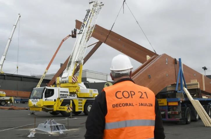 Travaux de construction d'un site de la COP21 le 6 octobre 2015 au Bourget 