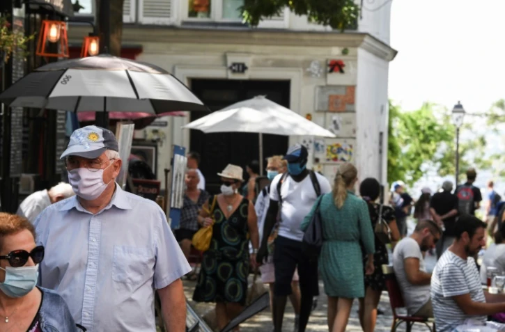 Dans le quartier Montmartre à Paris les parisiens portent le masque devenu obligatoire, le 11 août 2020