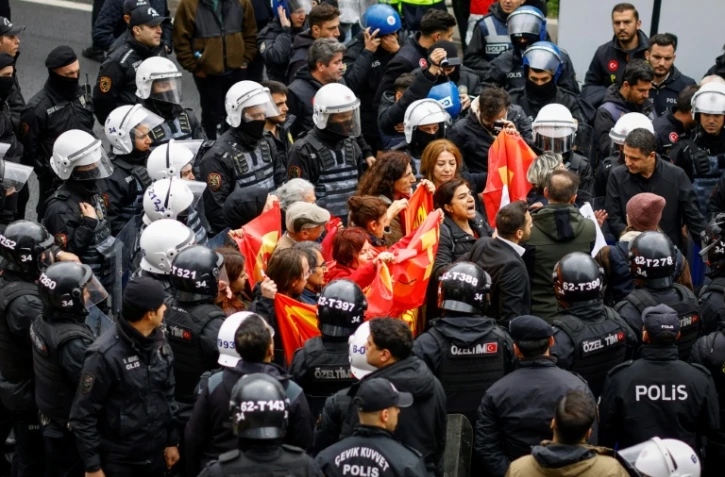 Des policiers arrêtent des manifestants qui tentaient de se rendre place Taksim, à Istanbul, lors d'un rassemblement à l'occasion de la Journée internationale des travailleurs, le 1er mai 2025