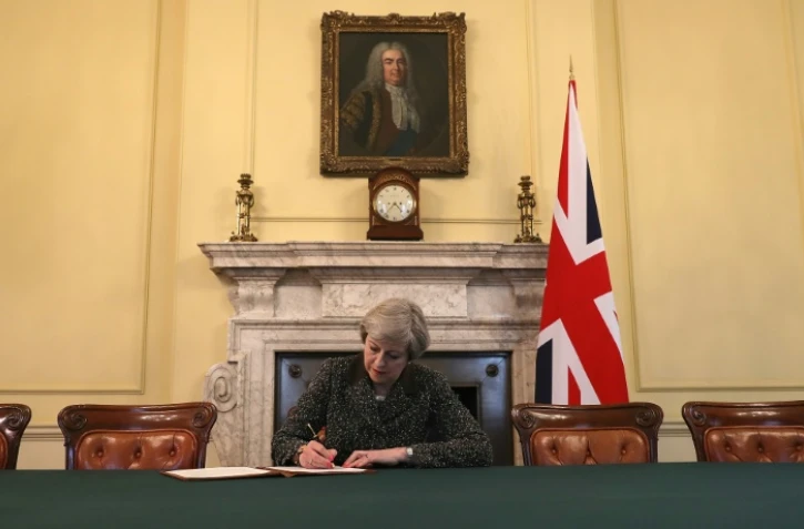 Photo officielle de Theresa May en train de signer la lettre qui va déclencher le Brexit dans son bureau du 10 Downing Street à Londres, le 28 mars 2017