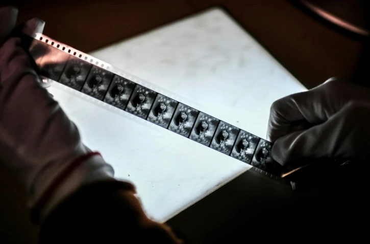 Pellicule du film muet Napoléon (1927) d'Abel Gance en cours de restauration à Montigny-le-Bretonneux, le 6 mai 2021