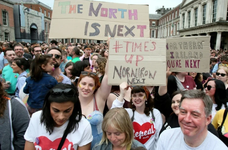 Des partisans de l'autorisation de l'avortement en Irlande brandissent des pancartes appelant à la libéralisation de l'IVG en Irlande du Nord, le 26 mai 2018 à Dublin