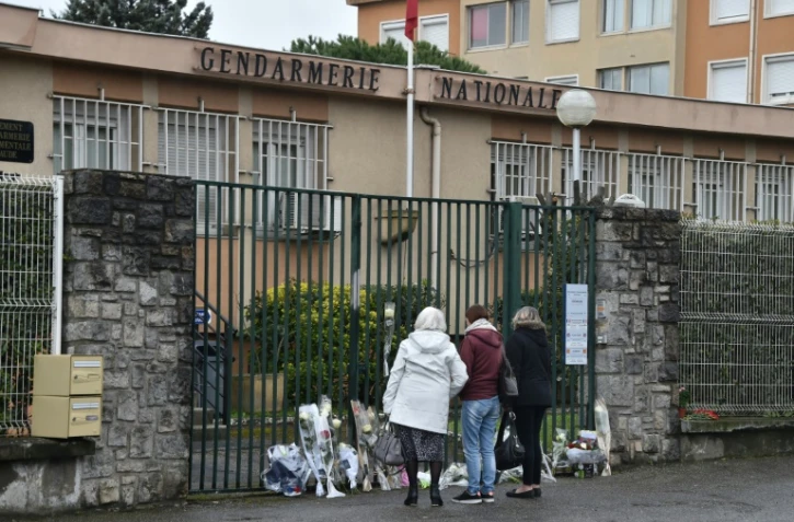 Recueillement devant la gendarmerie nationale à Carcassonne le 24 mars 2018 au lendemain de l'attaque qui a tué 4 personnes dont un lieutenant colonel