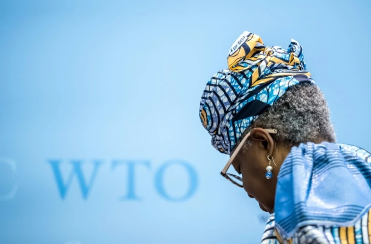 La directrice générale de l'Organisation mondiale du commerce (OMC), Ngozi Okonjo-Iweala, quitte les lieux après le lancement des perspectives du commerce mondial au siège de l'OMC à Genève, le 19 mars 2026