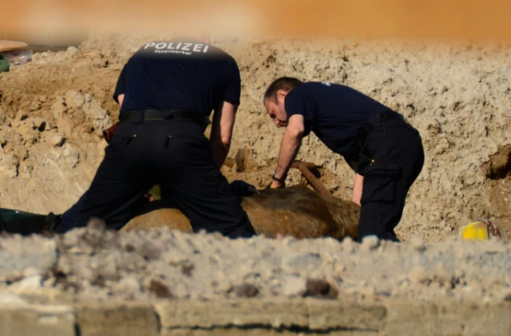 Des experts de la police travaillent au déminage d'une bombe de la Seconde Guerre mondiale près de la gare centrale de Berlin le 20 avril 2018