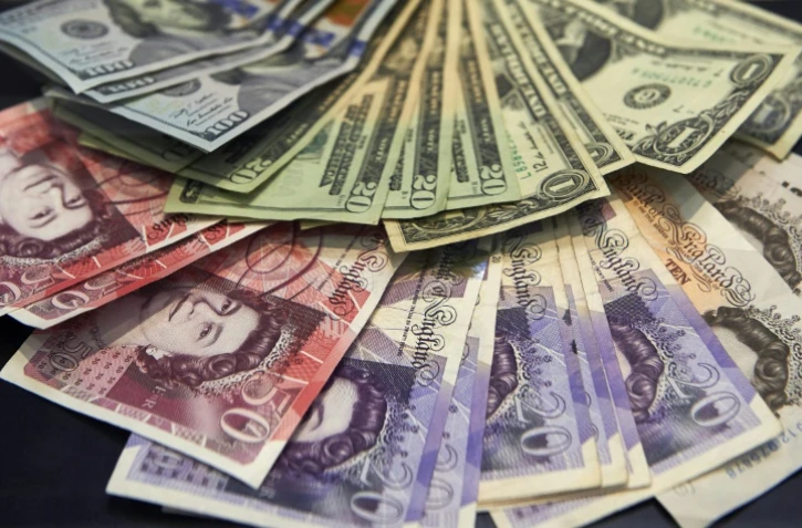 Crash éclair de la livre britannique sur fond de craintes d'un "Brexit dur"