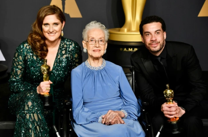 La mathématicienne de la Nasa Katherine Johnson (C) avec le metteur en scène Ezra Edelman (D) et la productrice Caroline Waterlow (G) qui ont remporté l'Oscar du meilleur documentaire à Hollywood le 26 février 2017