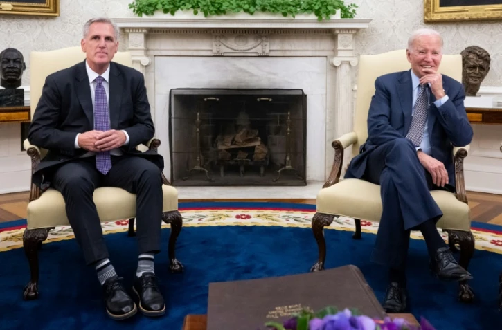 Le président américain Joe Biden (à droite) et le chef des républicains à la Chambre des représentants Kevin McCarthy, à la Maison Blanche à Washington, le 22 mai 2023