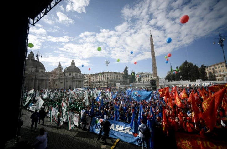Des salariés du secteur automobile en grève manifestent à Rome, le 18 octobre 2024