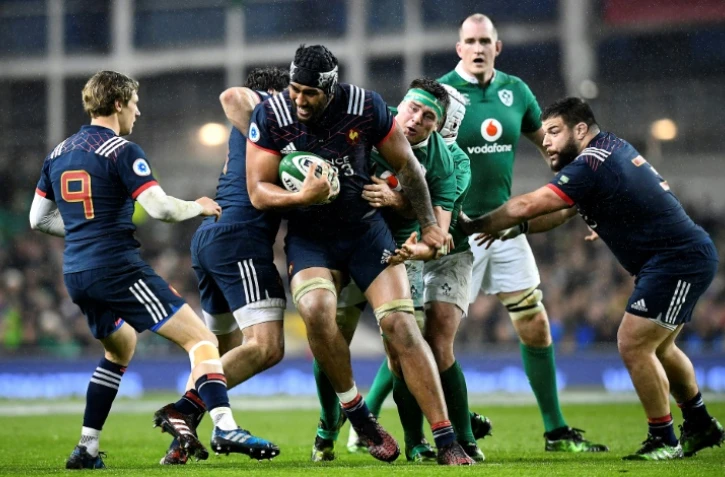 Le 2e ligne Sébastien Vahaamahina (C) contrôle le ballon face aux Irlandais lors du Six nations à Dublin, le 25 février 2017 