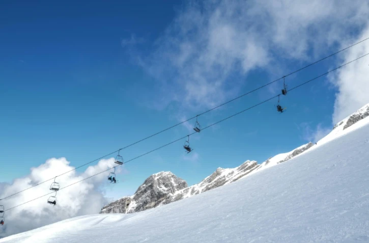 Des skieurs sur un télésiège à la station de La Clusaz, qui avait rouvert le 23 mai 2021 pour deux jours 