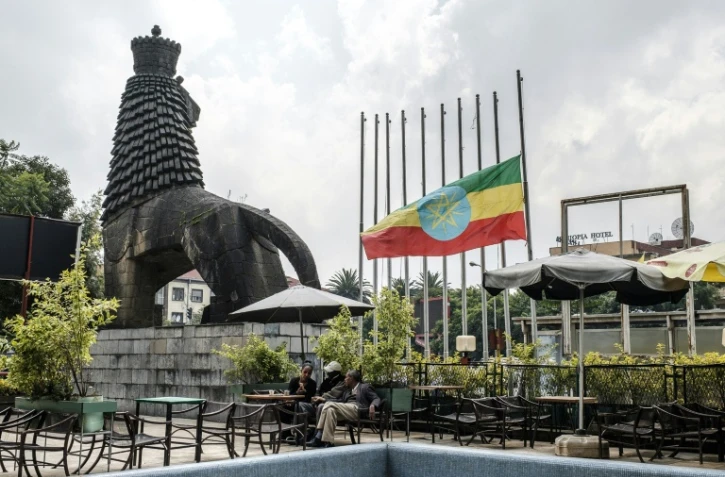 Le drapeau ethiopien est à moitié baissé en signe de deuil sur cette place d'Addis Abeba, le 24 juin 2019
