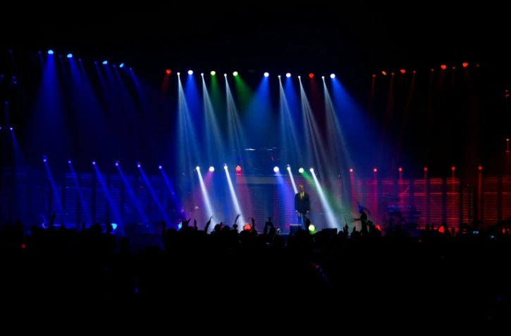 Jeux de lumières sur la scène à Bercy pour le concert dédié aux "héros" anonymes le 21 décembre 2015