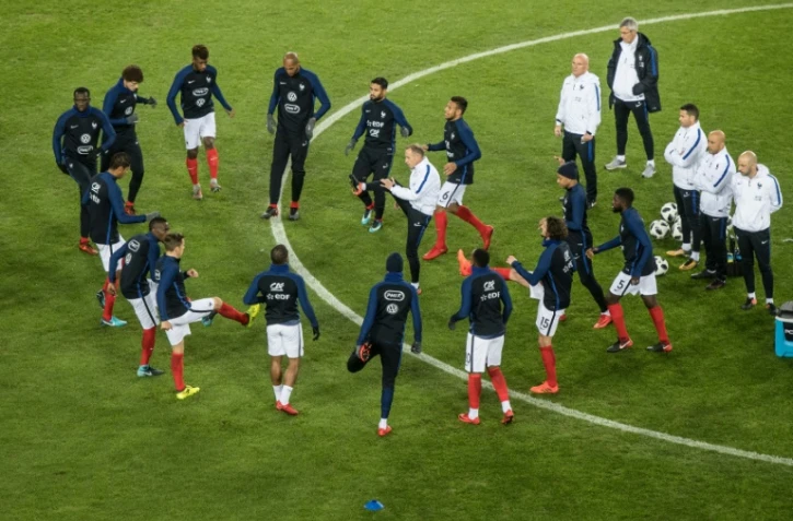 L'équipe de France à l'échauffement avant d'affronter l'Allemagne en match amical à Cologne, le 14 novembre 2017
