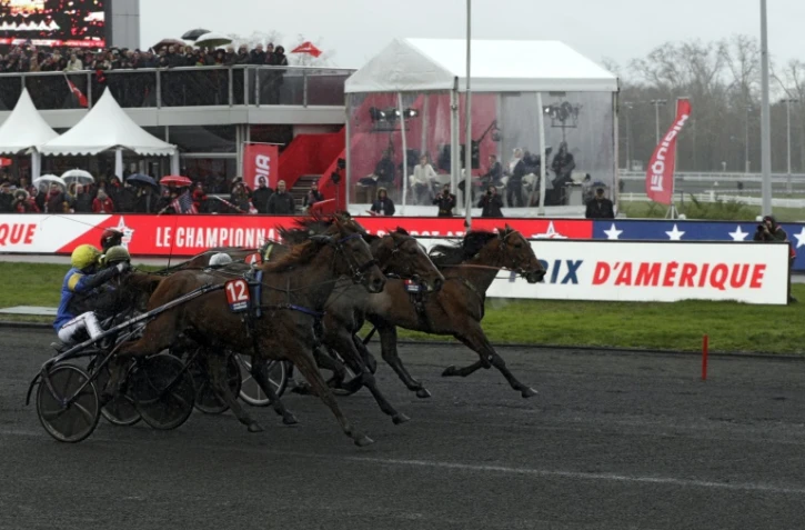 La jument française Bélina Josselyn, numéro 12, drivée par Jean-Michel Bazire, lors du 98e Grand Prix d'Amérique, le 27 janvier 2019