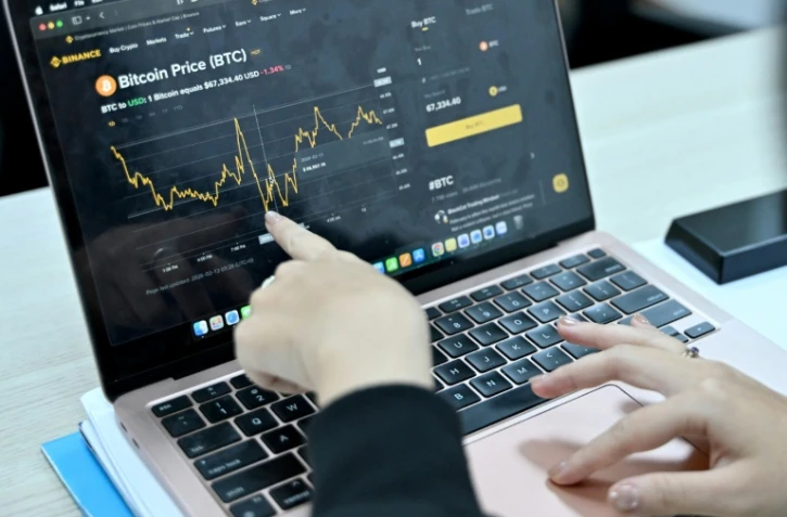 L'écran d'un investisseur en cryptomonnaies, le 12 février 2026 à Hanoï 