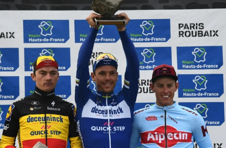 Le Belge Philippe Gilbert vainqueur de l'édition 2019 de Paris-Roubaix, devant l'Allemand Nils Politt et le Belge Yves Lampaert, tous trois réunis sur le podium le 14 Avril 2019 à Roubaix. 