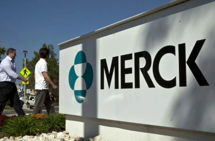 Des employés passent devant un panneau du laboratoire Merck à l'extérieur d'un bâtiment de l'entreprise à Summit dans le New Jersey (Etats-Unis), le 2 octobre 2013