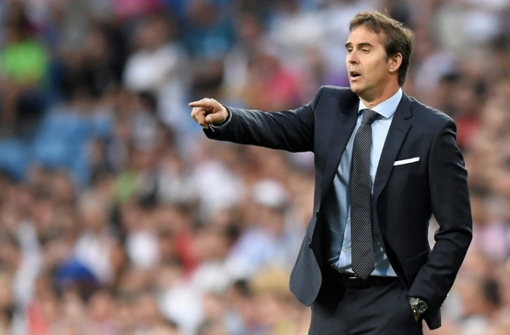 Le nouvel entraîneur du Real Madrid donne des instructions lors du Trophée Santiago Bernabeu face à l'AC Milan, le 11 août 2018 à Madrid