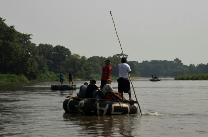 Des migrants clandestins traversent le fleuve Suchiate sur des embarcations précaires entre Tecun Uman, au Guatemala, et Cuidad Hidalgo, au Mexique, le 17 mai 2022