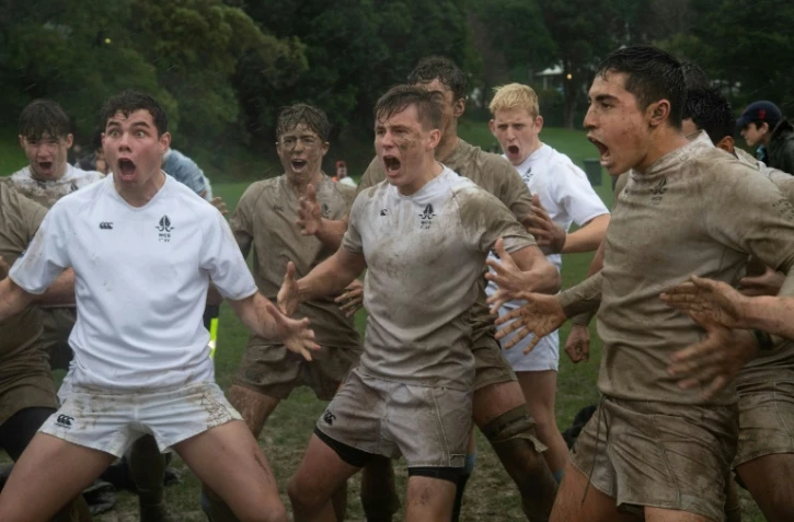 Des élèves de la Whanganui Collegiate School dansent le haka lors du Tournoi quadrangulaire face au Nelson College, à Wellington, le 3 juillet 2019