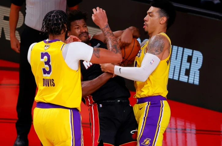 Défense agressive d'Anthony Davis et de Danny Green des Los Angeles Lakers sur Jimmy Butler du Miami Heat dans le match N.4 de la série en finale NBA le 6 octobre 2020 à Lake Buena Vista en Floride