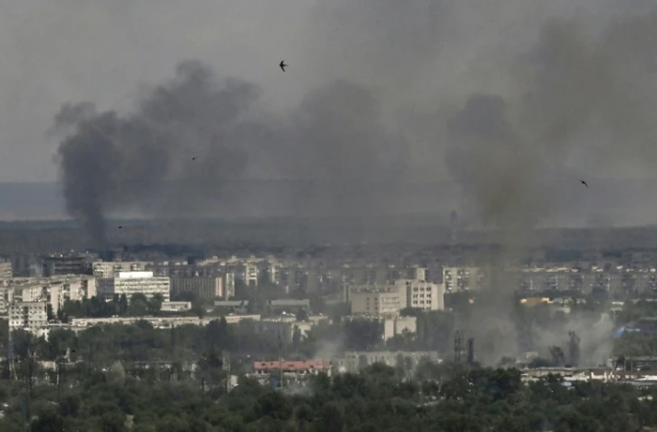 Une colonne de fumée dans la ville de Severodonetsk, en Ukraine, pilonnée par les troupes russes, le 17 juin 2022