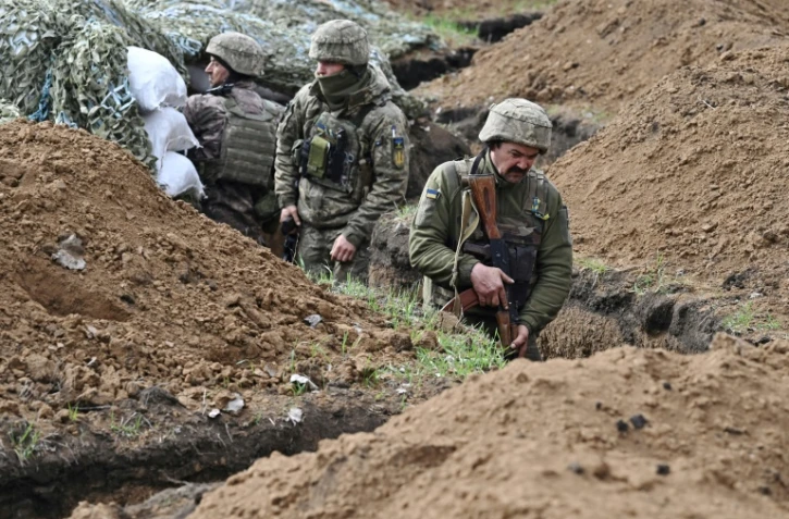 Des soldats ukrainiens dans des tranchées près de Bakhmout, dans la région de Donetsk, le 8 avril 2023 