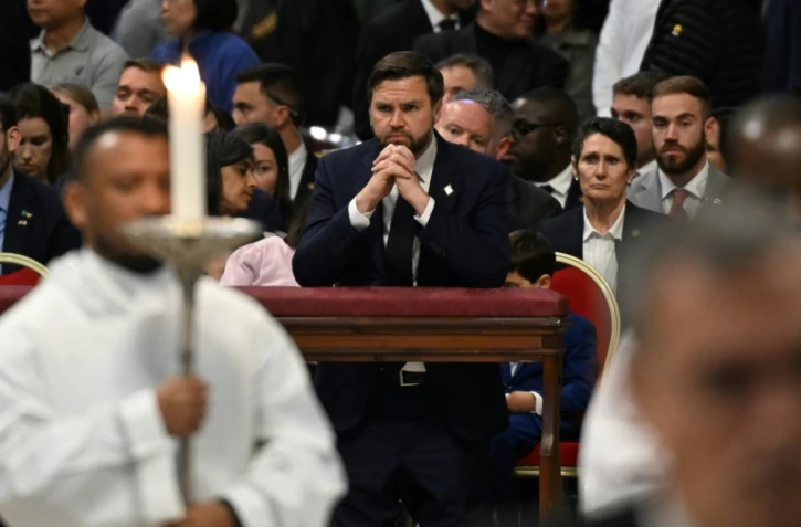 Le vice-président américain JD Vance  assiste à l'office de la Passion du Seigneur, à la Basilique Saint-Pierre au Vatican, le 18 avril 2025