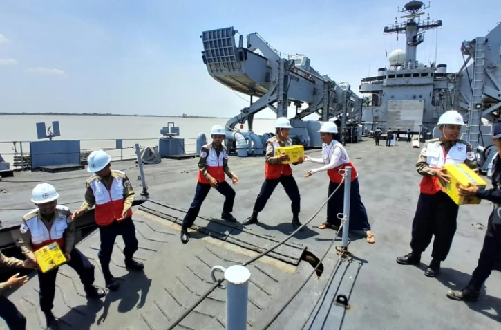 Photo diffusée par le ministère indien des Affaires extérieures, le 5 avril 2025, montrant le déchargement au port de Thilawa de cartons d'aide alimentaire offerts par l'Inde à la Birmanie, frappée par un tremblement de terre le 28 mars 