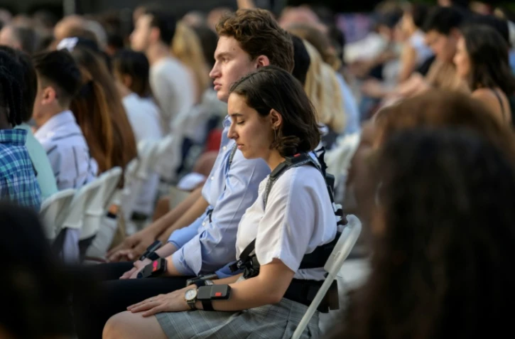 Des spectateurs portent des vestes tactiles conçues pour des personnes soudres ou malentendantes lors d'un concert en extérieur au Lincoln Center de New York, le 22 juillet 2023