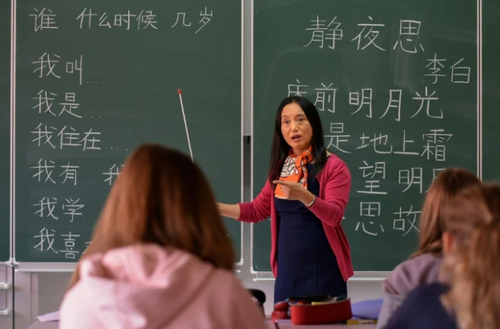 Une professeur enseigne le chinois à ses élèves dans un établissement scolaire au Luxembourg, le 7 octobre 2017