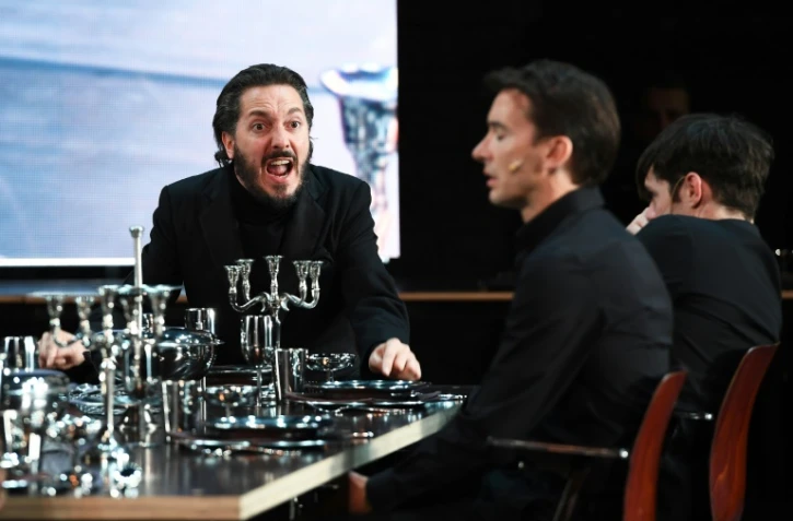 Guillaume Gallienne et la troupe de la Comédie Française répètent "Les Damnés" mis en scène par Ivo van Hove, le 4 juillet 2016 au Palais des Papes d'Avignon