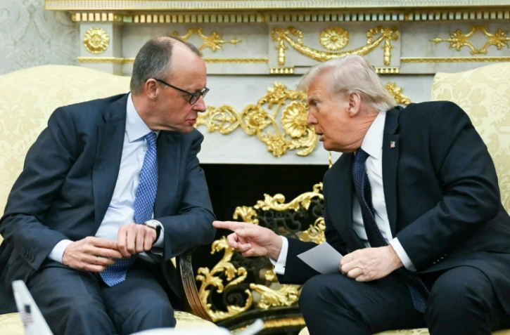 Le président américain Donald Trump (droite) s'entretient avec le chancelier allemand Friedrich Merz, le 3 mars 2026 à Washington
