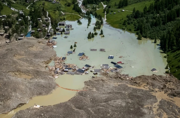 Vue aérienne des restes du village de Blatten submergé par un lac artificiel, trois jours après l'effondrement du glacier du Birch et un glissement de terrain, le 31 mai 2025 dans les Alpes suisses