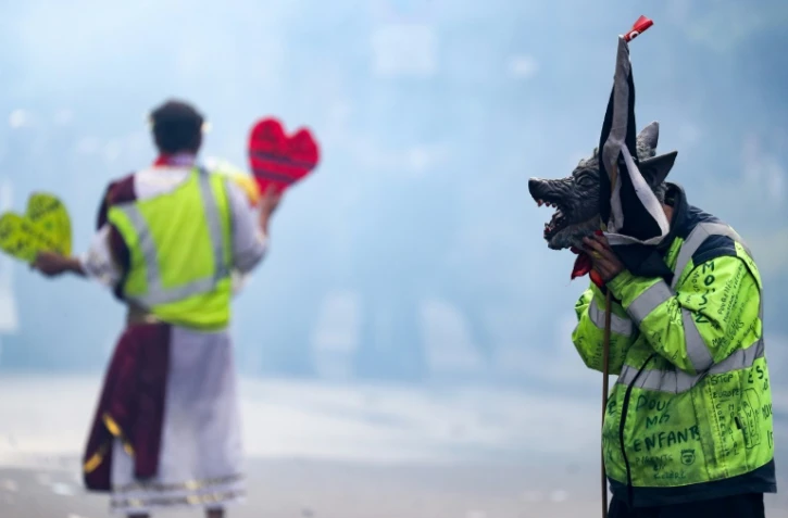 "Gilets jaunes" dans la fumée des gaz lacrymogènes, à Paris, le 1er mai 2019