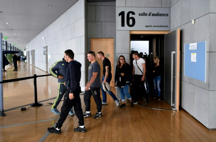 Des prévenus sortent de la salle d'audience du TGI de Grenoble, le 19 septembre 2016