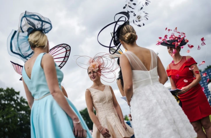 Concours de chapeaux pour des spectatrices du prix de Diane, le 17 juin 2018 à l'hippodrome de Chantilly