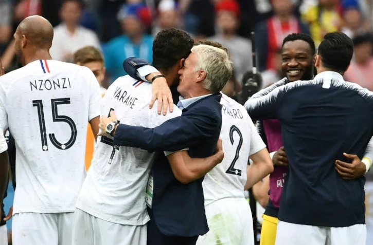 Le sélectionneur de l'équipe de France, Didier Deschamps, enlace le défenseur Raphael Varane à l'issue du quart gagné contre l'Uruguay, à Nijni Novgorod, le 6 juillet 2018