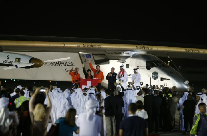 Solar Impulse 2 et son équipage sont accueillis à l'aéroport d'Abu Dabi le 26 juillet 2016
