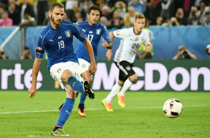 Le défenseur italien Leonardo Bonucci transforme un penalty face à l'Allemagne, en quart de l'Euro, le 2 juillet 2016 à Bordeaux
