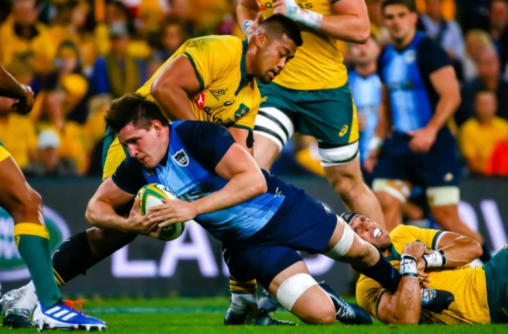 L'Argentin Tomas Lavaninitoma (en bas) est plaqué par l'Australien Christian Lealiifano lors du Rugby Championship, le 27 juillet 2019 à Brisbane
