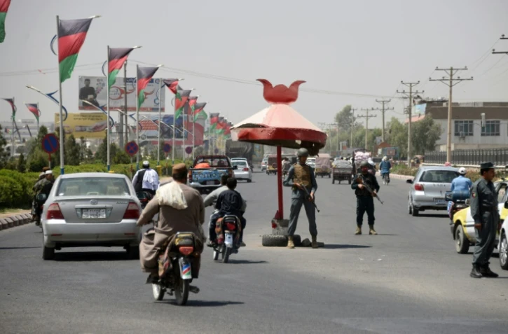 En prévision des élections législatives à Kandahar, des policiers afghans montent la garde à un poste de contrôle, le 18 octobre 2018