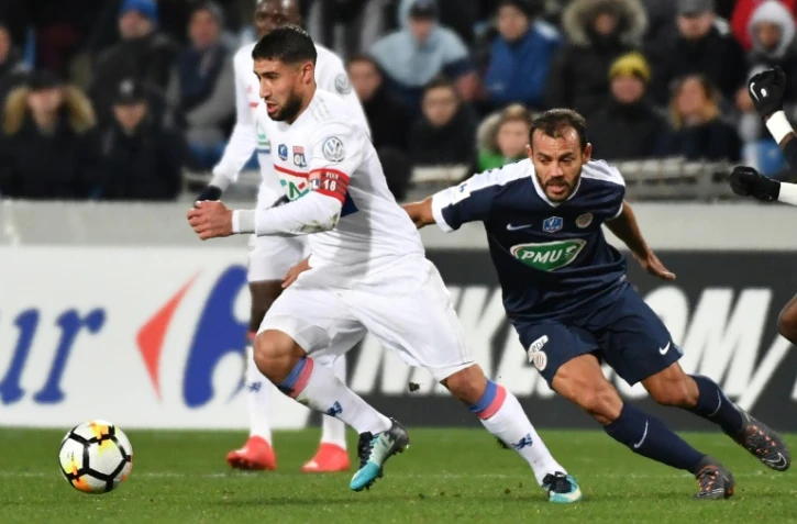 Le capitaine lyonnais Nabil Fekir balle au pied face au défenseur brésilien de Montpellier Vitorino Hilton, en 8es de finale de la Coupe de France, le 7 février 2018 au stade de La Mosson à Montpellier